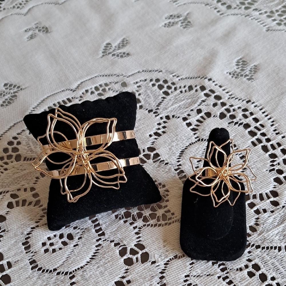 Elegant Gold Floral Jewelry Set - Picture 5 of 7